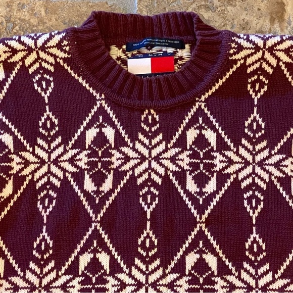 Vintage TOMMY HILFIGER Men Burgundy Pattern Snowflakes Sweater Size XL-Fit Small - Picture 3 of 8